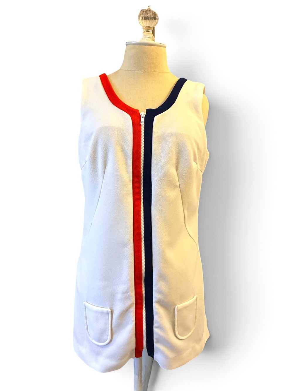 Vintage Macy’s sleeveless striped mini tennis dress. Zip front, pockets. Sz14/16